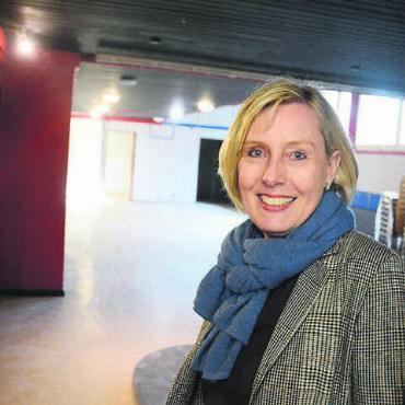 Baustelle wird zum Theatersaal - Gastro-Leiterin Manuela Meyer-Mäder freut sich, dass sie in den nächsten Tagen die frühere «Plattform» in Untergeschoss in ein heimeliges Restaurant umgestalten darf.