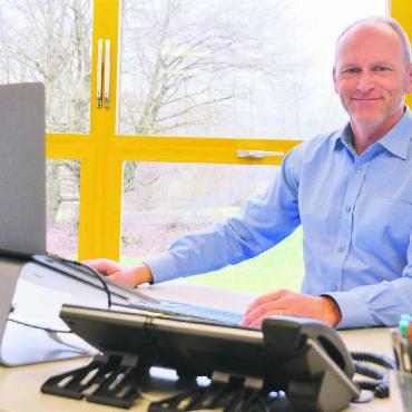 «Effizienter werden hat Grenzen» - Thomas Weber in seinem Büro im SeReal-Gebäude. Als Gesamtschulleiter versucht er die Fäden der Schule Muri in den Händen zu halten und auf die verschiedensten Herausforderungen reagieren zu können. Bild: Annemarie Keusch