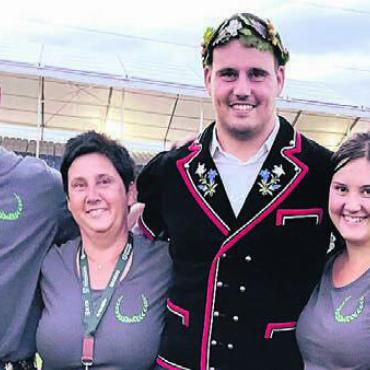«Der knallt mir eine» - Joel Strebel konnte auf grossen Support der Familie zählen. Von links: die Eltern Kurt und Christine, Joel und Schwester Lisa.