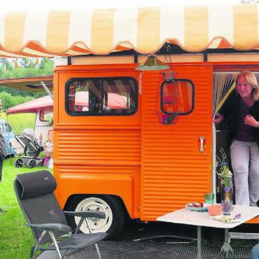 Camping im Blut - Den längsten Anfahrtsweg hatten Heinz und Cathrine Burn (links). Sie reisten mit ihrem Citroën HY (Jahrgang 1969) aus Adelboden an. Bilder: aca