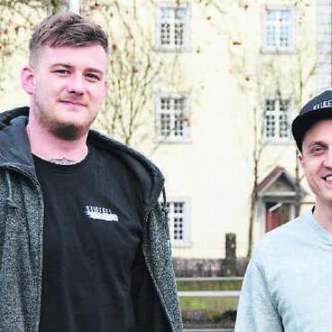 Es geht «verfroschtät» los - Sie machen den Start: Dave Steiner (links), OK-Präsident der Stiefelinacht, und Manuel Staubli, Präsident der Stiefeliryter. Bilder: Annemarie Keusch / zg