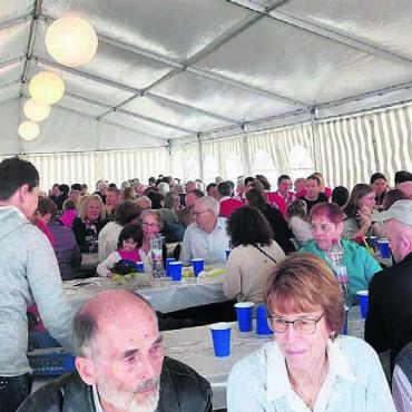 Noch immer in guter Form - Ein Fest für die ganze Bevölkerung. Das Festzelt ist beim Risotto-Essen fast bis auf den letzten Platz gefüllt.