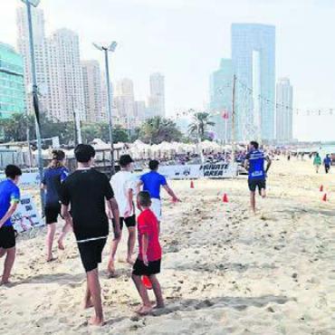 Flaschengeist hat Wünsche erfüllt - Einmalig: Training am Strand vor den Wolkenkratzern von Dubai. Bilder: zg