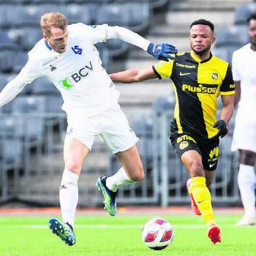 Der Bubentraum ist fertig - Einer seiner letzten Einsätze als Profifussballer. Joel Geissmann im Januar 2022 in einem Testspiel gegen Schweizer Meister Young Boys (rechts Meschack Elia). Seinen letzten Ernstkampf bestritt er im Oktober 2021. Ein Drei-Minuten-Einsatz gegen GC.