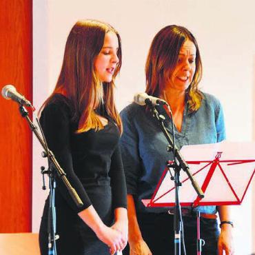 Mit ausgebreiteten Flügeln - Auch klassischer Gesang wird an der Musikschule Muri  gelehrt: Lisa Perekucha mit Gesangslehrerin Monika Käch.
