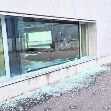 «Das Mass ist voll» - Besonders das Schulzentrum Bünzmatt war von den Vandalenakten betroffen. Jetzt verlangt die Mitte Massnahmen. Bild: Archiv