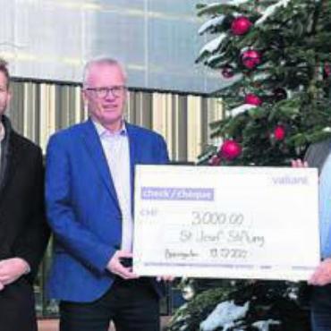 Scheck für St. Josef-Stiftung - Bildlegende v. l.: Lenny Weber, Valiant, Alex Müller, Valiant, Peter Annen, Bereichsleiter Administration, Thomas Bopp, Stiftungsleiter, Martin Schertenleib, Valiant, bei der Übergabe. Bild: zg
