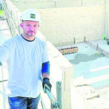 Volle Konzentration für Kino Wohlen - Sascha Heubacher auf der Baustelle des früheren Kinos Rex. Das Bild stammt aus dem Jahr 2021, als die Bauarbeiten in vollem Gang waren. Bild: spr/Archiv