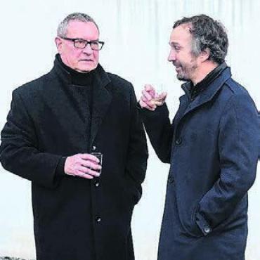 Prost Neujahr - Thomas Kron, Präsident der katholischen Kirchenpflege Muri, (links) stösst mit Gemeindepräsident Hans-Peter Budmiger auf 2023 an.