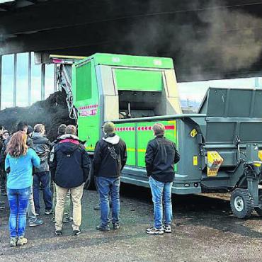 Ein äusserst wertvoller Dünger - Demonstration der Grüngutverarbeitung. Die Gäste zeigten sich sehr interessiert. Bild: zg