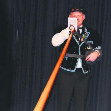 Bäumig und nachhaltig - Alphornspielen geht zur Not auch mit einem Arm, das bewies das Alphorn-Quartett Lindenberg.