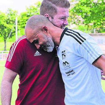 Wie weiter, FC Muri? - Piu (rechts) verabschiedet sich mit Tränen in den Augen von Muri-Präsident Michael Stadelmann.
