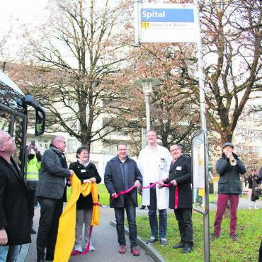Haltestelle Spital - Im Beisein aller Akteure wurde die neue Tafel der Postauto-Haltestelle enthüllt. Bild: Monica Rast