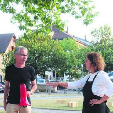 Countdown läuft - Adrian Meyer muss nur noch wenig intervenieren. Die Schauspieler haben das Stück bis auf kleine Unsicherheiten im Griff. Bild: sus