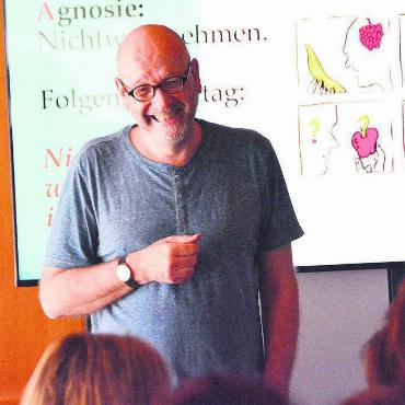 Mit der Brille des anderen - Was, wenn ich mich selbst nicht mehr kenne? André Winter erklärte, wie mit demenzkranken Personen umgegangen werden kann. Bild: Celeste Blanc