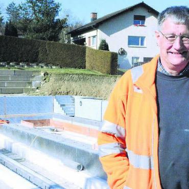 Mehr Platz für Schwimmer - Gemeindeammann und Projektleiter Pius Wiss ist zufrieden. «Die Badi ist ein beliebter Ort. Mit der Sanierung werden wir dem gerecht.» Bild: Celeste Blanc