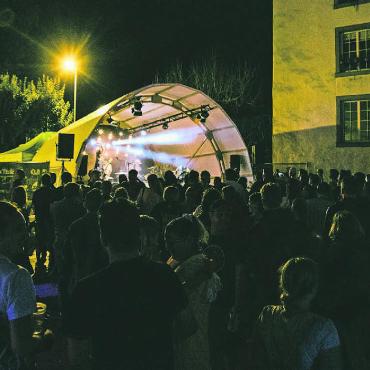 «Brauchen Zeit zum Durchatmen» - Solche Bilder wird es 2023 keine geben: Besucher lauschen vor der Spittelbühne eingangs der Marktgasse einem Konzert anlässlich des FidM. Bild: zg