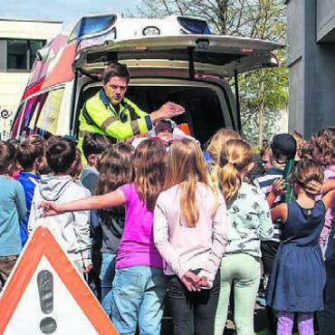Nasenbluten, Verbände und stabile Seitenlage - Am spannenden Erste-Hilfe-Morgen durften die Schülerinnen und Schüler auch den Beruf des Rettungssanitäters kennenlernen. Bild: zg