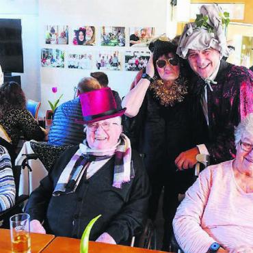 «Etwas schräg muss es sein» - Heimleiter Josef Villiger (rechts hinten) feiert mit den Bewohnerinnen und Bewohnern ausgelassen Fasnacht. Bild: sus