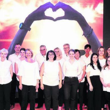 In vielen Bereichen gewachsen - Die Mitarbeitenden der Raiffeisenbank Reuss-Lindenberg anlässlich der Mitgliederveranstaltung im Sommer 2022 auf dem Festgelände des Kantonalschwingfests in Beinwil. Bild: zg