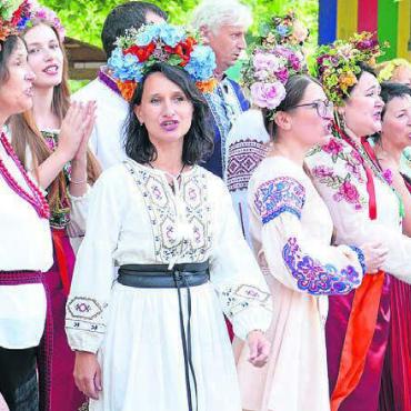 Ein Dach über dem Kopf - Bei traditionellen Gesängen und Tänzen sowie länderspezifischen Köstlichkeiten wurde noch lang gefeiert.
