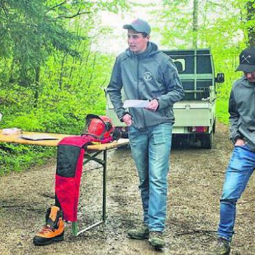 Holz erlebte einen Boom - Kevin Gut (links) und Alain Döbeli erzählen von der Ausbildung und dem Berufsalltag eines Forsthelfers.
