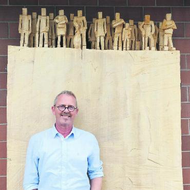 Nun ist er definitiv angekommen - Künstler Ruedi Roth vor seinem Werk «Die grosse Mauer». Bild: Annemarie Keusch