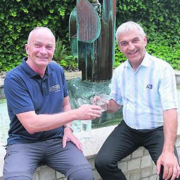 Murianer Wasser ist einfach gut - Thomas Suter (links) und Josef Villiger stossen mit Murianer Wasser an. Bild: Susanne Schild