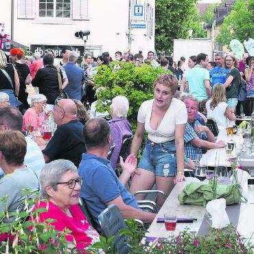 Die Marktstrasse wird zum Event - Bis in den späten Abend hinein geniessen die zahlreichen Besuchenden das gemütliche Beisammensein. Bilder: Richard Gähwiler (1) / zg (6)