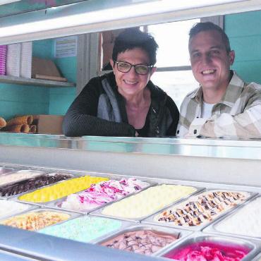 Süsser und ohne Rauch - Eine Win-win-Situation. Der Sohn Manuel Staubli verkauft das, was die Mutter Ursula Ulrich herstellt: Glace. Bilder: Annemarie Keusch