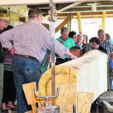 600-jähriges Vorbild - Der Blick ins alte Handwerk lockt immer wieder viele Besucherinnen und Besucher zur Wyssebacher Sagi. Bild: zg