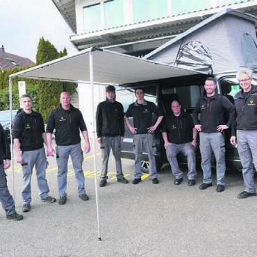 Renault-Spezialist Hagenbuch startet ins Jubiläumsjahr - Das Hagenbuch-Team und sein Wohnmobil (v. l.): Dani, Gianni, Roli, Marc, Miguel, Thomas, Livio – und Georg. Bild: rts