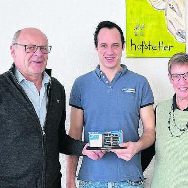 Weiter in Familienhand - Ruedi (links) und Irene Hofstetter (rechts) freuen sich, dass ihr Sohn Elias das Familienunternehmen in die Zukunft führen wird. Bild: zg