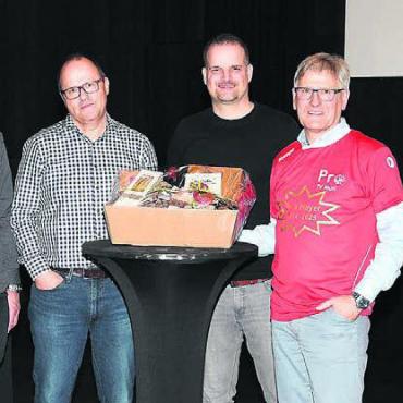 Einblick in hochmoderne Sportwelt - Der Vorstand von «Pro Handball 96», von links: Gerhard Waltenspühl (Kommunikation), Urs Strebel (Kassier), Mirko Kleiner (neuer Präsident), Daniel Räber (abtretender Präsident), Res Käppeli (Vertreter TV Muri Handball).