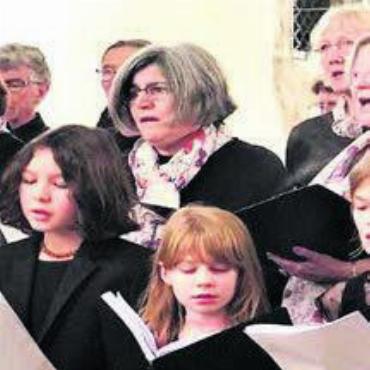 Stimmen aus drei Generationen - Sängerinnen und Sänger jeden Alters überzeugen am Chorkonzert. Bild: zg