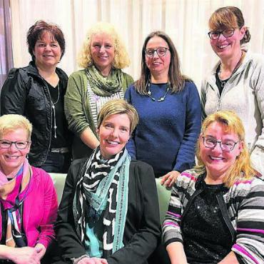 Vereinsschiff gut auf Kurs - Der Vorstand freut sich auf ein abwechslungsreiches Vereinsjahr: Marion Burkart, Susanne Gumann, Cornelia Schlatter, Luzia Fankhauser (oben, von links), Agi Stierli, Daniela Andermatt, Maya Waltenspühl (unten, von links). Bild: zg