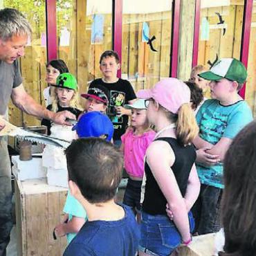 Probiers mal mit Gemütlichkeit - Der Bildhauer Alex Schaufelbühl lässt die Schüler in sein Handwerk eintauchen.