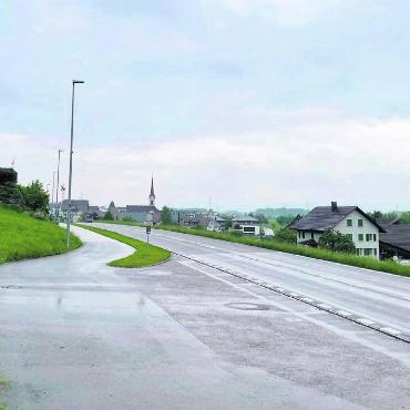 Günstige Alternative bevorzugt - Hier soll die Ein- und Ausfahrtsgeschwindigkeit gedrosselt und damit die Lärmminderung erreicht werden: Am südlichen Eingangstor von Mühlau wird trotz Signalisation oft zu schnell gefahren. Bild: zg