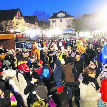 Die Narren sind los - Am Schluss gibt es für die kleinen Fasnächtler ein heisses Getränk und ein Schoggibrötli.