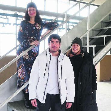 Eine Bühne für Kunst und Sport - Sybille (links) und Christian Wild wollen in der Produktionshalle ihre eigenen Projekte verwirklichen. Architektin Alexandra Schuler (rechts) ist für die Planung zuständig. Bild: Susanne Schild