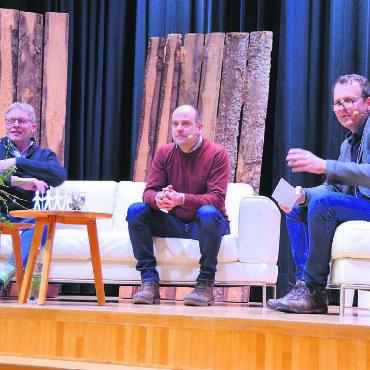 Bauern gehen Hand in Hand - Sie gewährten Einblick in ihren Alltag und unterhielten damit die Freiämter Landwirte bestens, von links: Roland Nussbaum, Nicolas Pavillard und Moderator Adrian Krebs. Bild: Annemarie Keusch