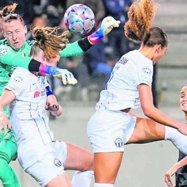 Viele Hochs, wenige Tiefs - Die Frauen des FC Zürich räumen alles ab. Sie gewinnen Meisterschaft und Cup und dürfen in der Champions League ran (hier gegen Juventus Turin). Mit dabei die beiden Murianerinnen Julia Stierli (links) und Alayah Pilgrim (rechts). Bilder: spr (1) / jl (5) / awa (1) / any (1) / freshfocus (2)