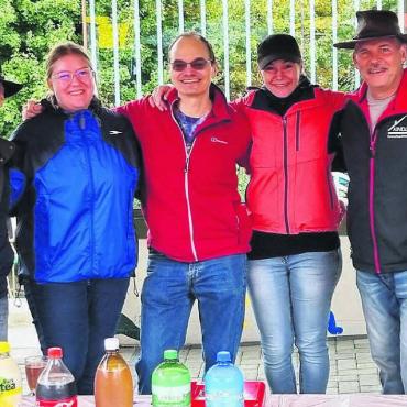 Das Dorf zusammenbringen - Eine schlagkräftige Gruppe: der wieder grösser gewordene Vorstand des Kulturvereins Rottenschwil am letzten Herbstmarkt, von links: Martin Wyrsch, Fiona Locher, Iwan Flury, Tamara Wasser, Marcel Kindler und Brigitte Salm. Bilder: Annemarie Keusch / zg