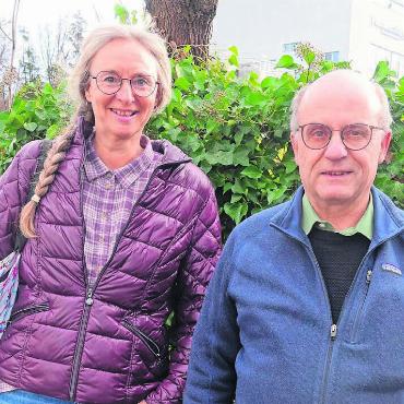 «Den Überblick behalten» - Silvia Langenbacher Knüsel (links) und Daniel Föhn sind ein gutes Team. Gemeinsam bündeln und unterstützen sie die Freiwilligenarbeit im Freiamt und bauen sie auf. Bild: Susanne Schild