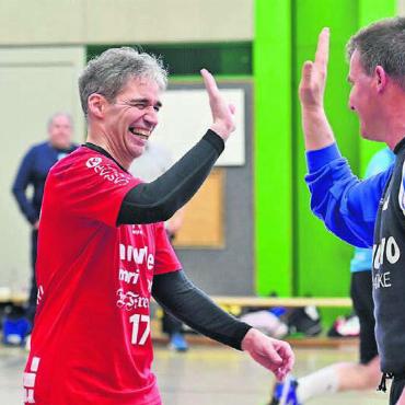 Alles tut weh, jeder hat gewonnen - Organisator Res Käppeli (links) und Spieler des Tages José Castineiras klatschen mit Wohlen-Goalie Stephan Jäggi ab.