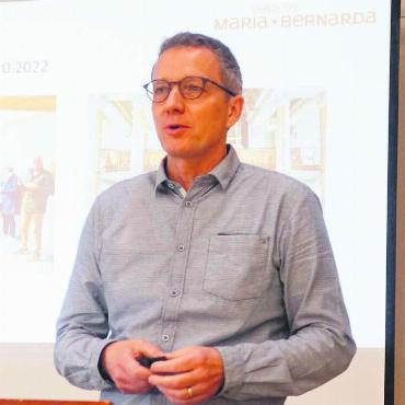 Hoffen auf digitale Version - Präsident Martin Abt informiert die Mitglieder darüber, dass das Archiv Maria Bernarda in Österreich bleiben wird. Bild: Susanne Schild