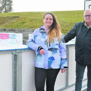 Turnunterricht mal anders - Lehrerin Zoe Zürcher und Jörg Hauser, Schulleiter Kindergarten und Unterstufe, freuen sich, dass die Kunsteisbahn drei Wochen lang für Begeisterung in Muri sorgt. Bild: Annemarie Keusch