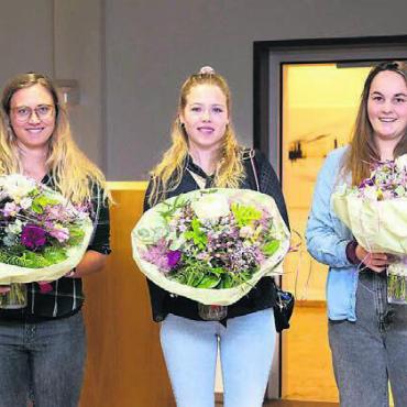 Erfolgreich und stabil - Die Raiffeisen Kelleramt-Albis begrüsst das 10 000. Mitglied, von links: André Bächinger, Vorsitzender der Bankleitung, Katharina Iten, Joëlle Bühlmann, Alice Füglistaller und Silvia Liebhart, Kundenberaterin. Bild: zg