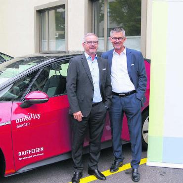 Nachhaltiges «Banking» - Marc Jordan, Vorsitzender der Bankleitung, (links) und Christoph Stocker, Leiter Geschäftsstelle Sins, beim Mobility-Standort hinter der Geschäftsstelle Sins. Bild: zg