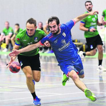 Nicht abschiessen lassen - Der HC Mutschellen (links Fabian Brunner) ist gegen die Reserven des TV Muri (Riccardo Femiano) der haushohe Favorit. Bild: awa/Archiv